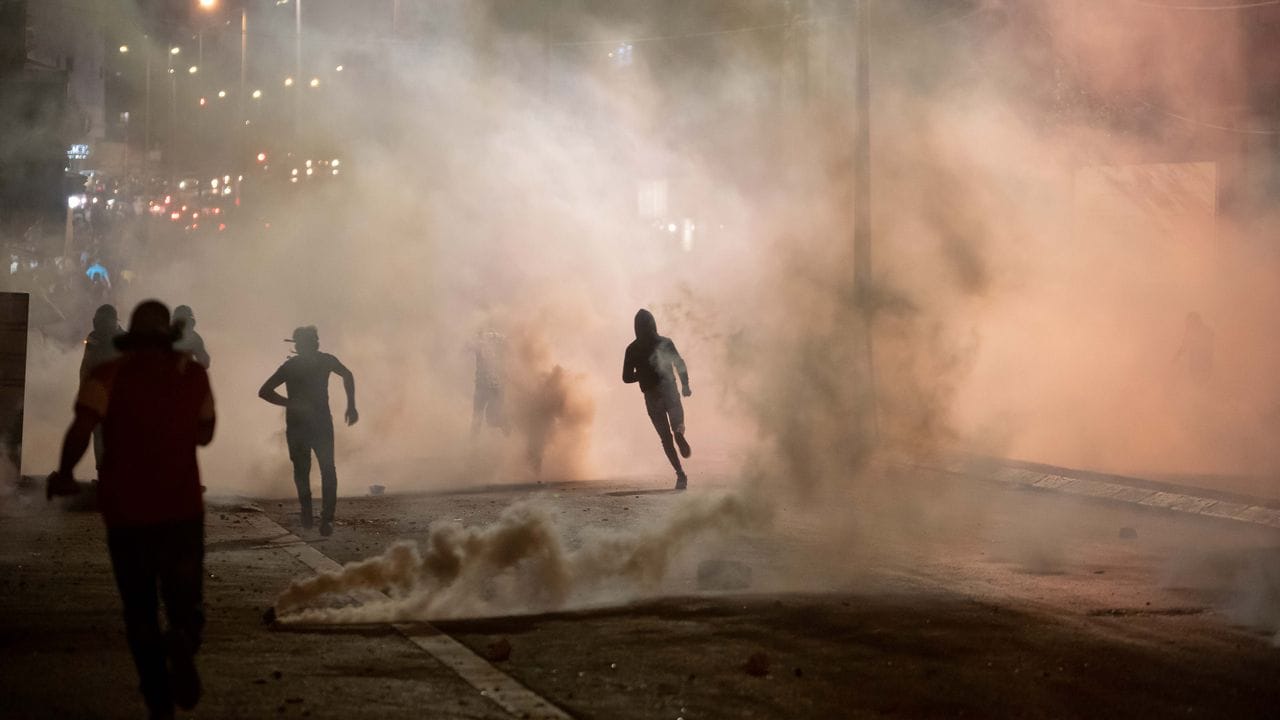 Demonstranten in Bethlehem fliehen vor den ätzenden Schwaden der Tränengaskanister, die die israelische Grenzpolizei gegen sie eingesetzt hatte.