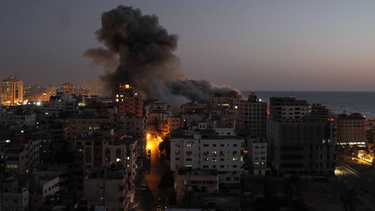Nach Luftangriffen sind Explosionen in Gaza zu sehen.
