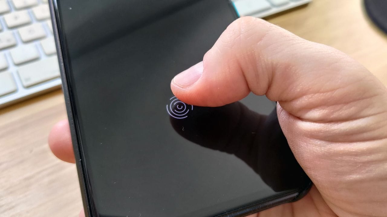 Der Fingerabdruck im Zenfone 8 und Zenfone 8 Flip liegt an ergonomisch gut erreichbarer Stelle im Display.
