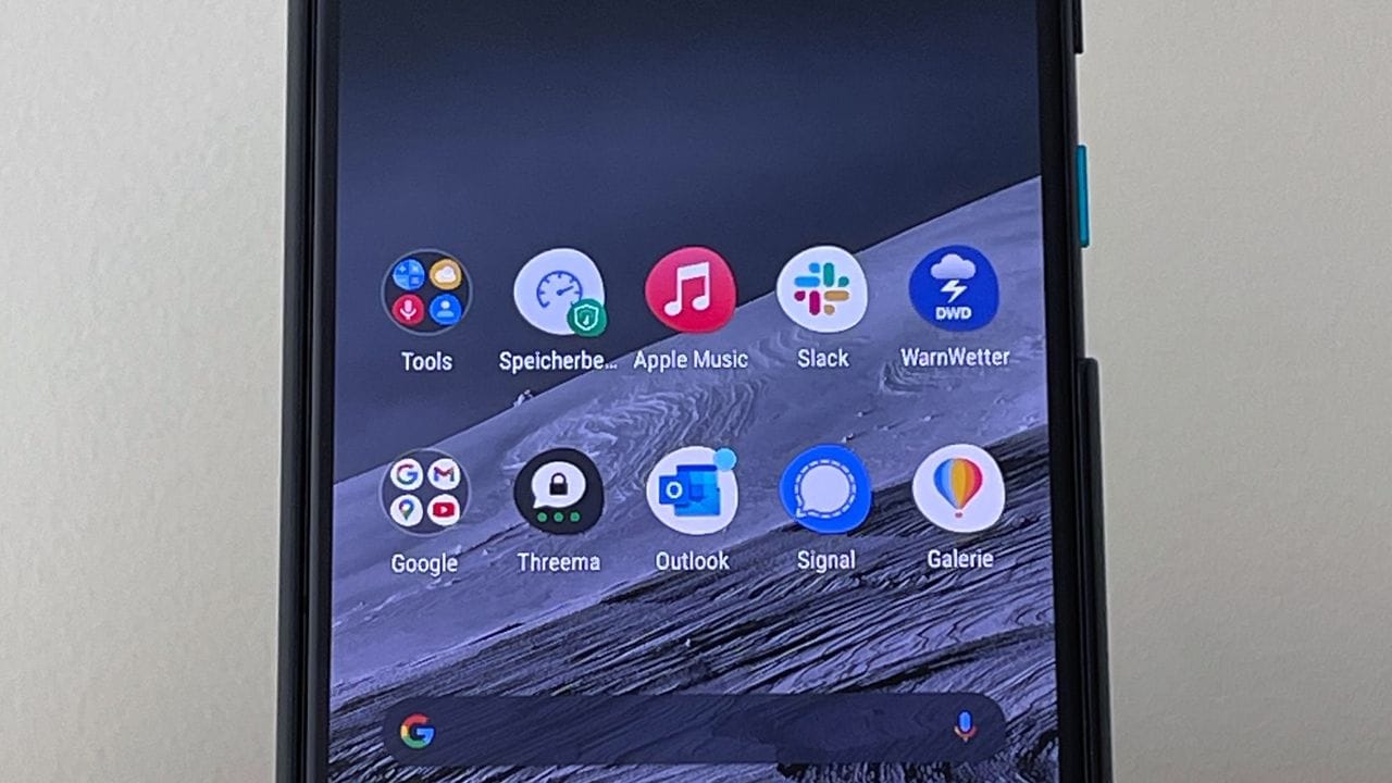 Das Zenfone 8 ist mit 5,9 Zoll Bildschirmdiagonale für ein Android-Flaggschiff geradezu klein.