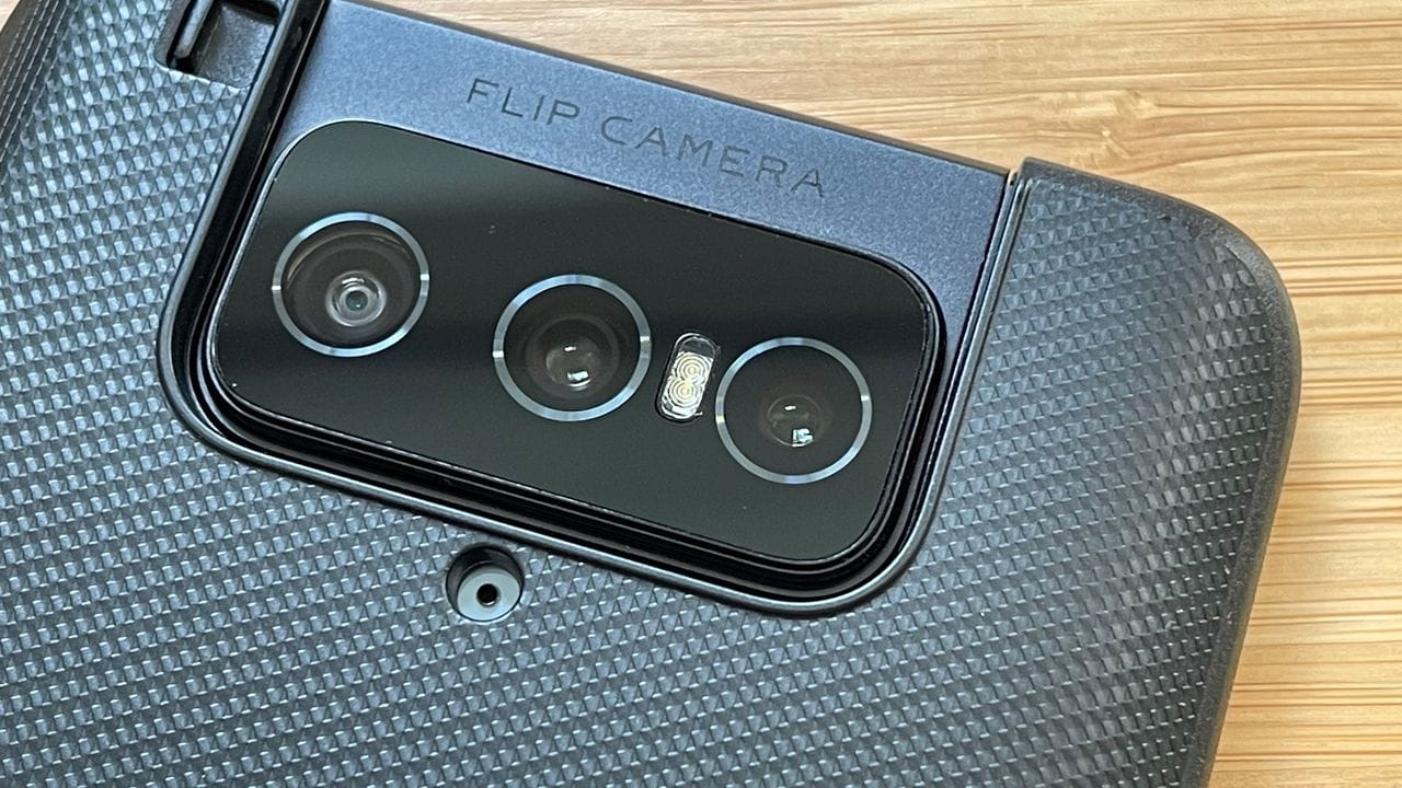 Die Flip Camera hat drei Kameras und kann sich auf Knopfdruck nach vorne drehen.