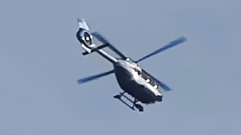 Bewegliche Ziele mit 120fachem Zoom werden ein pixeliger Farbhaufen ohne Details - immerhin erkennt man den Polizeihelikopter noch.