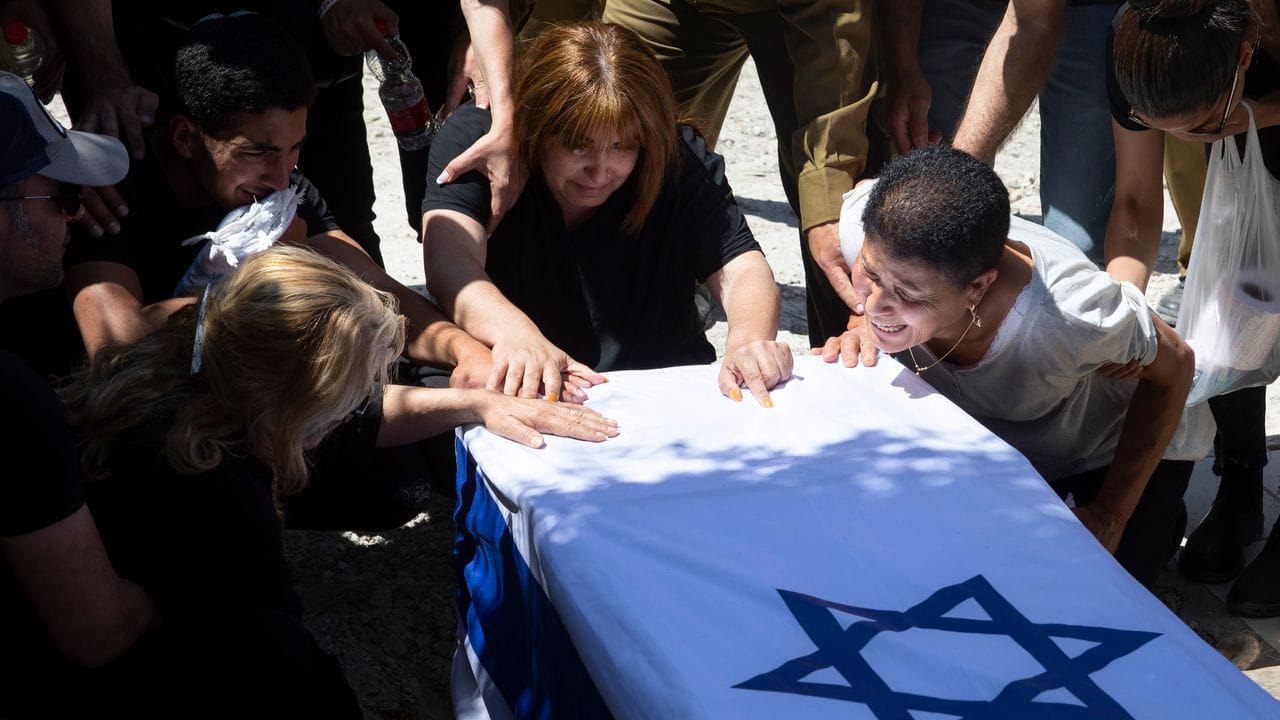 Trauer um einen getöteten israelischen Soldaten bei der Beerdigung in der nordisraelischen Stadt Elyakim.