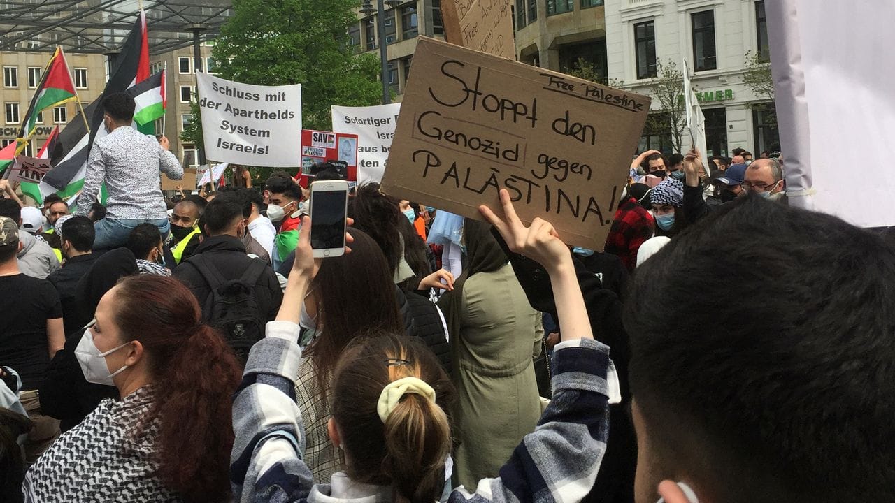 In Bremen demonstrieren Menschen gegen den israelischen Militäreinsatz.
