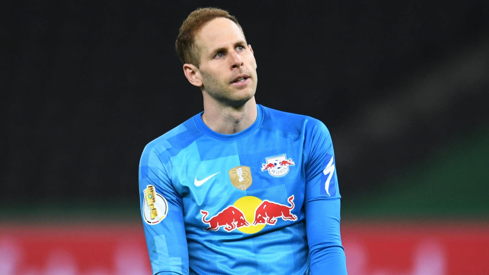 Peter Gulacsi: Unglücklicher Abend für den Ungarn. Bei den ersten drei Gegentoren machtlos. Dann stark kurz vor Schluss, als Sancho schon vorbei war und der Keeper ihm doch noch den Ball vom Fuß spitzeln konnte. Klärte direkt darauf noch gegen Hazard (85.) – und hatte dann beim 1:4 auch noch Pech, als er Haalands Schuss falsch einschätzte. Note 3