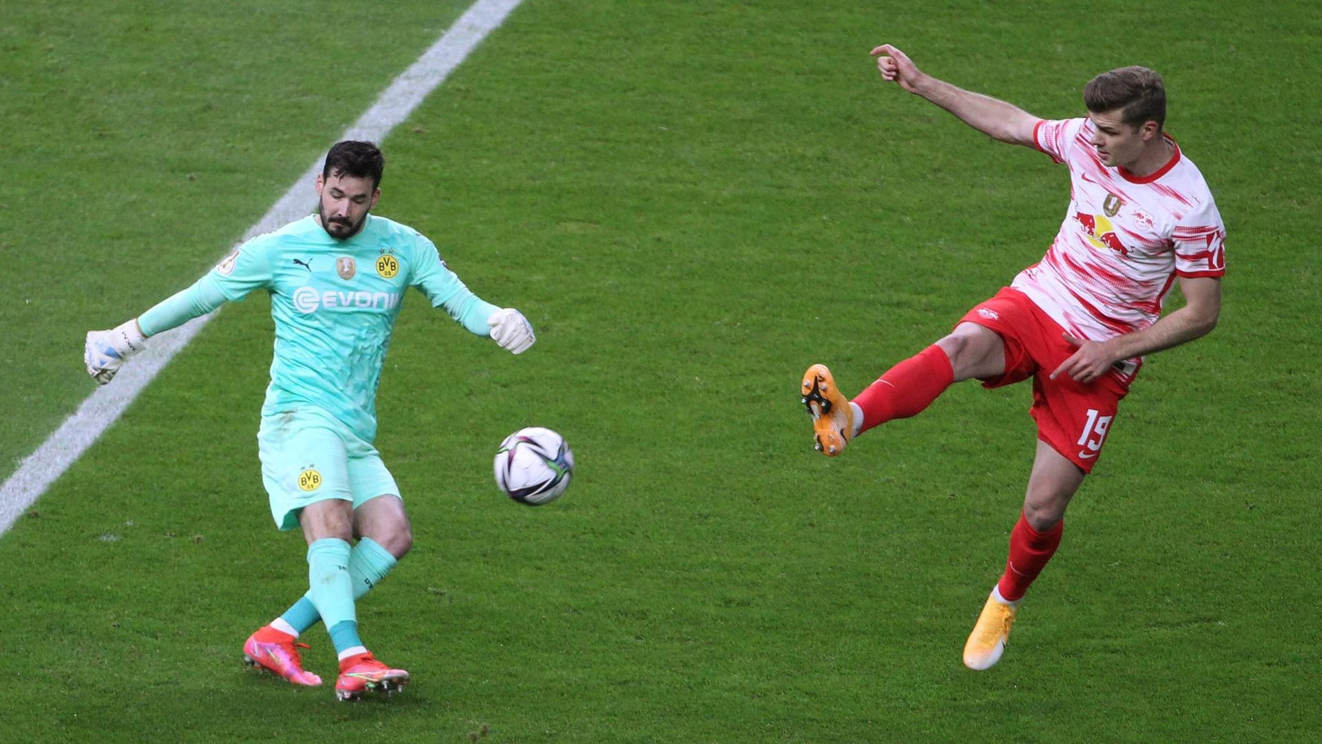 Roman Bürki: An sich hatte Dortmunds Schlussmann trotz des Leipziger Drucks in der zweiten Halbzeit wenig zu tun. Beim Tor von Dani Olmo war er machtlos. Note: 2.