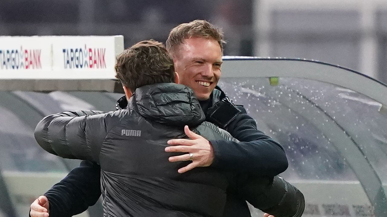 Leipzigs Trainer Julian Nagelsmann und Dortmunds Trainer Edin Terzic (l) begrüßen sich herzlich vor dem Spiel.