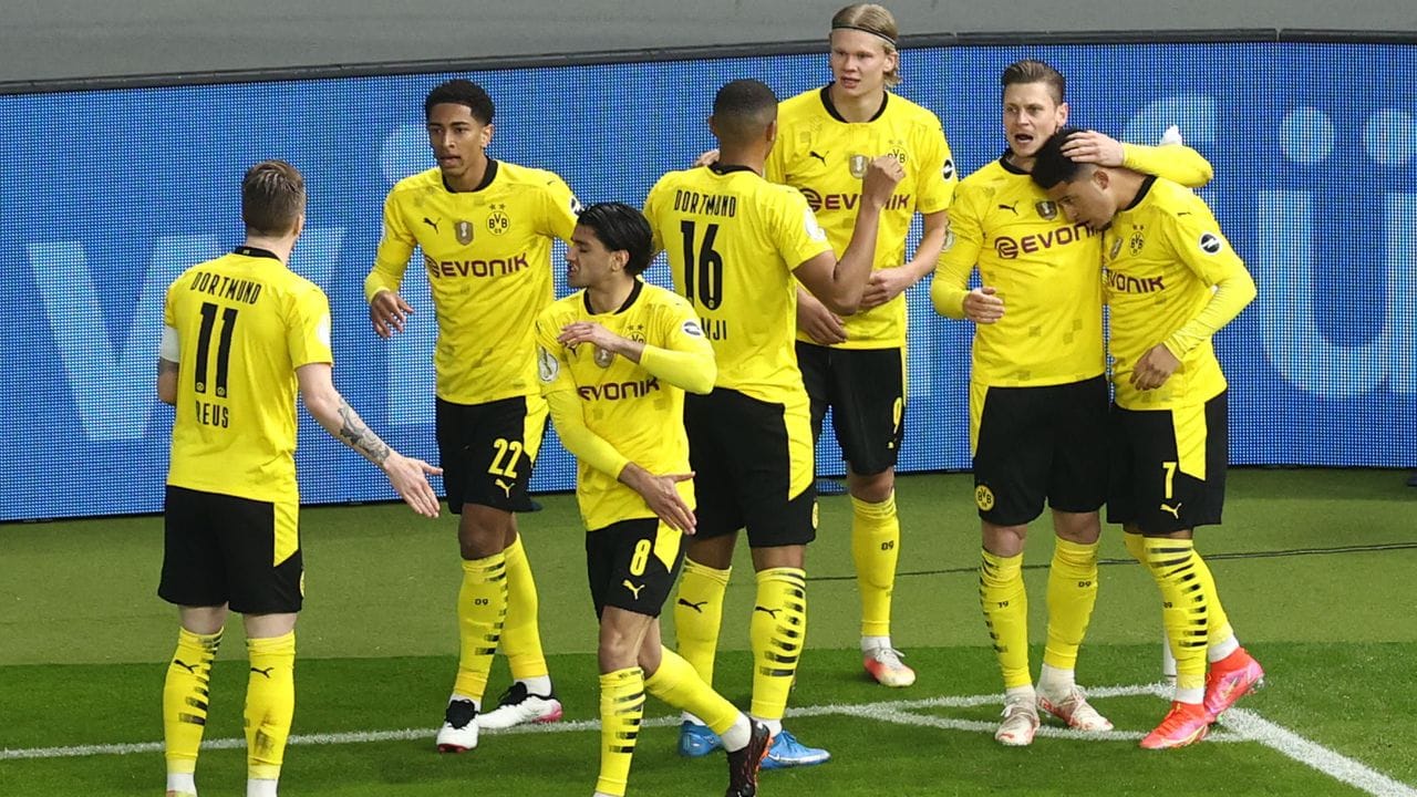 Die Dortmunder Mannschaft um Torschütze Jadon Sancho (r) feiert das Tor zur 1:0-Führung.