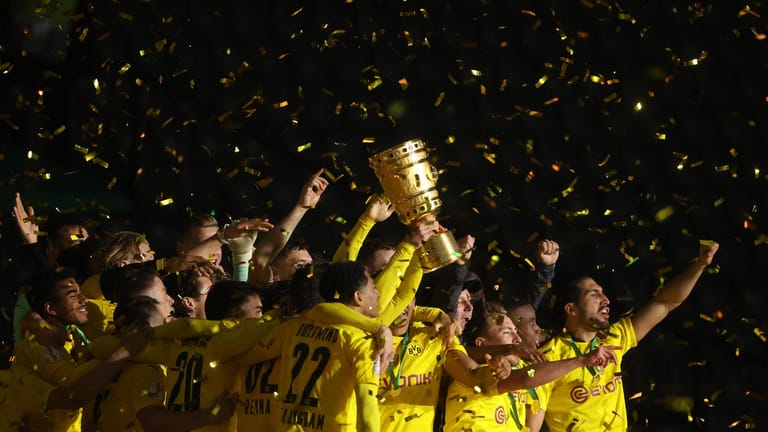 Borussia Dortmund ist DFB-Pokalsieger 2021. Durch ein deutliches 4:1 gegen RB Leipzig sicherte sich der BVB zum fünften Mal den Titel. Danach ging es richtig rund. t-online hat die besten Jubelbilder.