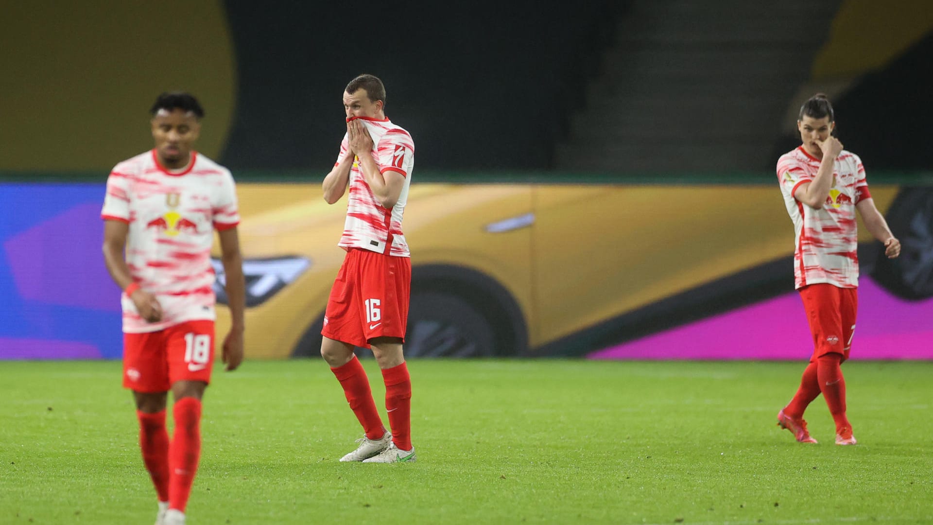 RB Leipzig ist beim 1:4 im Pokalfinale gegen Borussia Dortmund über weite Strecken chancenlos – auch, weil nur wenige Spieler Normalform erreichen. Gleich drei Akteure enttäuschen komplett – und einer kommt zu spät ins Spiel. Die t-online-Einzelkritik.