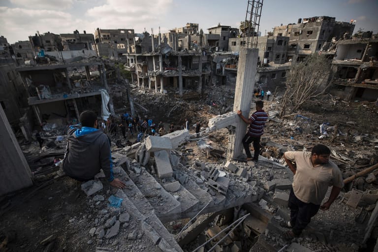 Beit Hanun im nördlichen Gazastreifen: Nach einem Luftangriff Israels blicken Palästinenser auf ihre zerstörten Häuser.