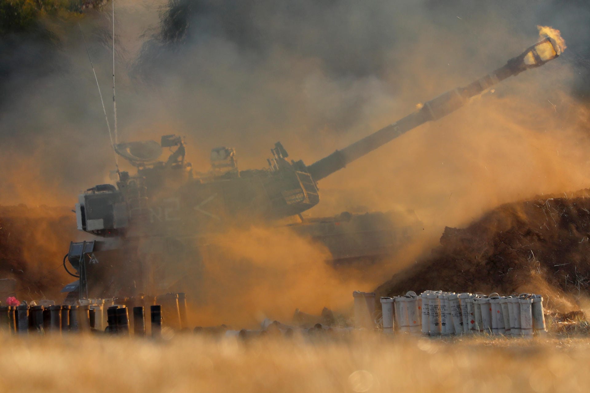 Israelische Grenze: Eine israelische Artillerieeinheit feuert auf Ziele im Gazastreifen.