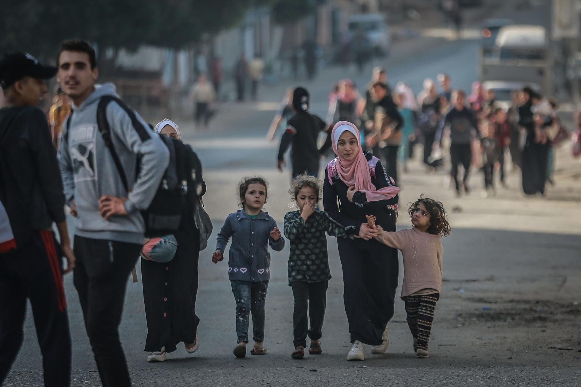 Gaza: Während eines israelischen Luftangriffs auf das palästinensische Autonomiegebiet fliehen Palästinenser aus ihren Häusern.