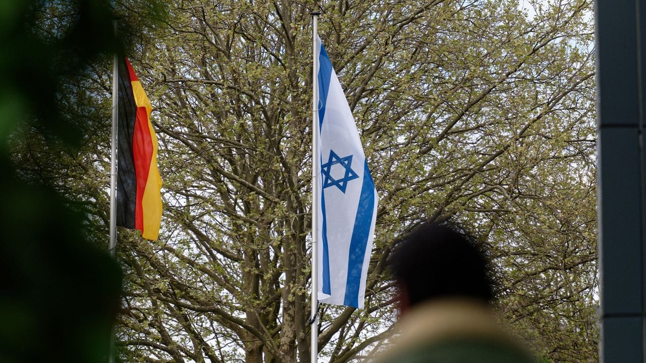 Die Stadt Solingen hat erneut eine israelische Flagge vor dem Rathaus gehisst.