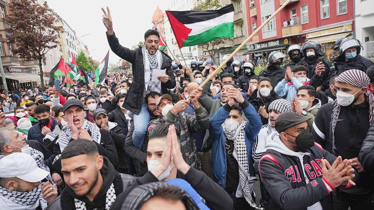 In Berlin demonstrieren Menschen am Freitag mit palästinensischen Fahnen.