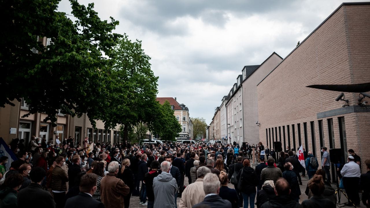 Zwei Tage nach antisemitischen Parolen in Gelsenkirchen sind Menschen vor der Synagoge zusammengekommen, um Solidarität mit jüdischen Mitbürgern zu zeigen.