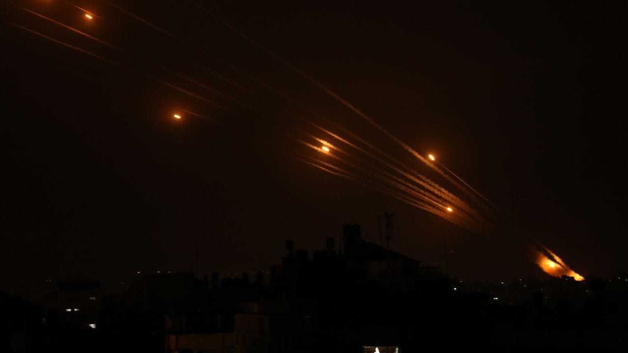 Raketen erhellen den Nachthimmel, als sie von Beit Lahia im nördlichen Gazastreifen in Richtung Israel abgefeuert werden.