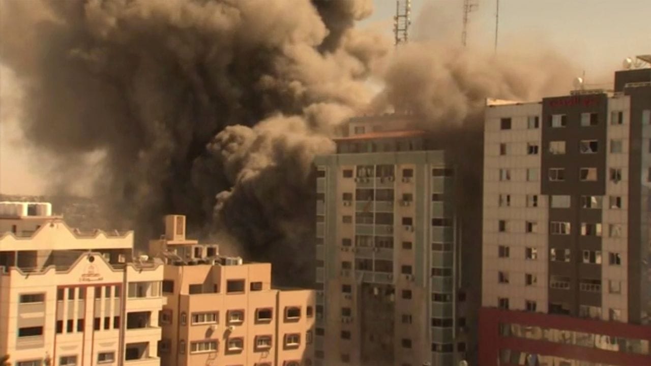 Ein Gebäude, in dem verschiedene internationale Medien untergebracht sind, darunter auch die Associated Press, stürzt nach einem israelischen Luftangriff ein.