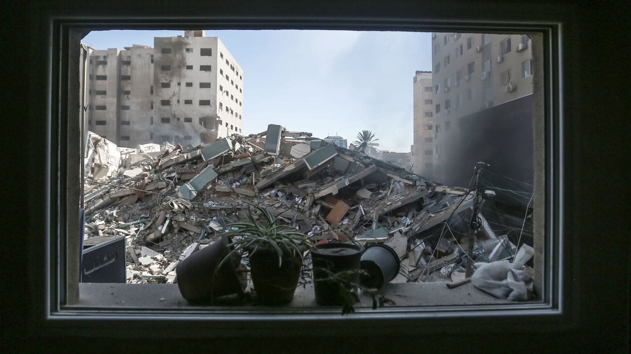 Ein Gebäude, in dem verschiedene internationale Medien untergebracht waren, darunter auch die Associated Press und Al-Dschasira, liegt nach einem israelischen Luftangriff in Trümmern.