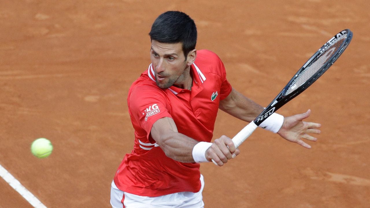 Novak Djokovic setzte sich gegen Lorenzo Sonego erst nach drei Sätzen durch.