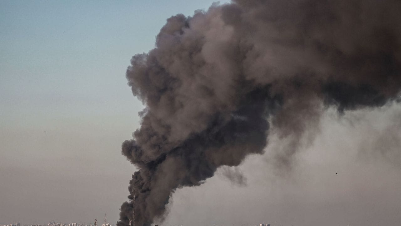 Dichter Rauch steigt nach mehreren israelischen Luftangriffen über den Gebäuden der Stadt auf.