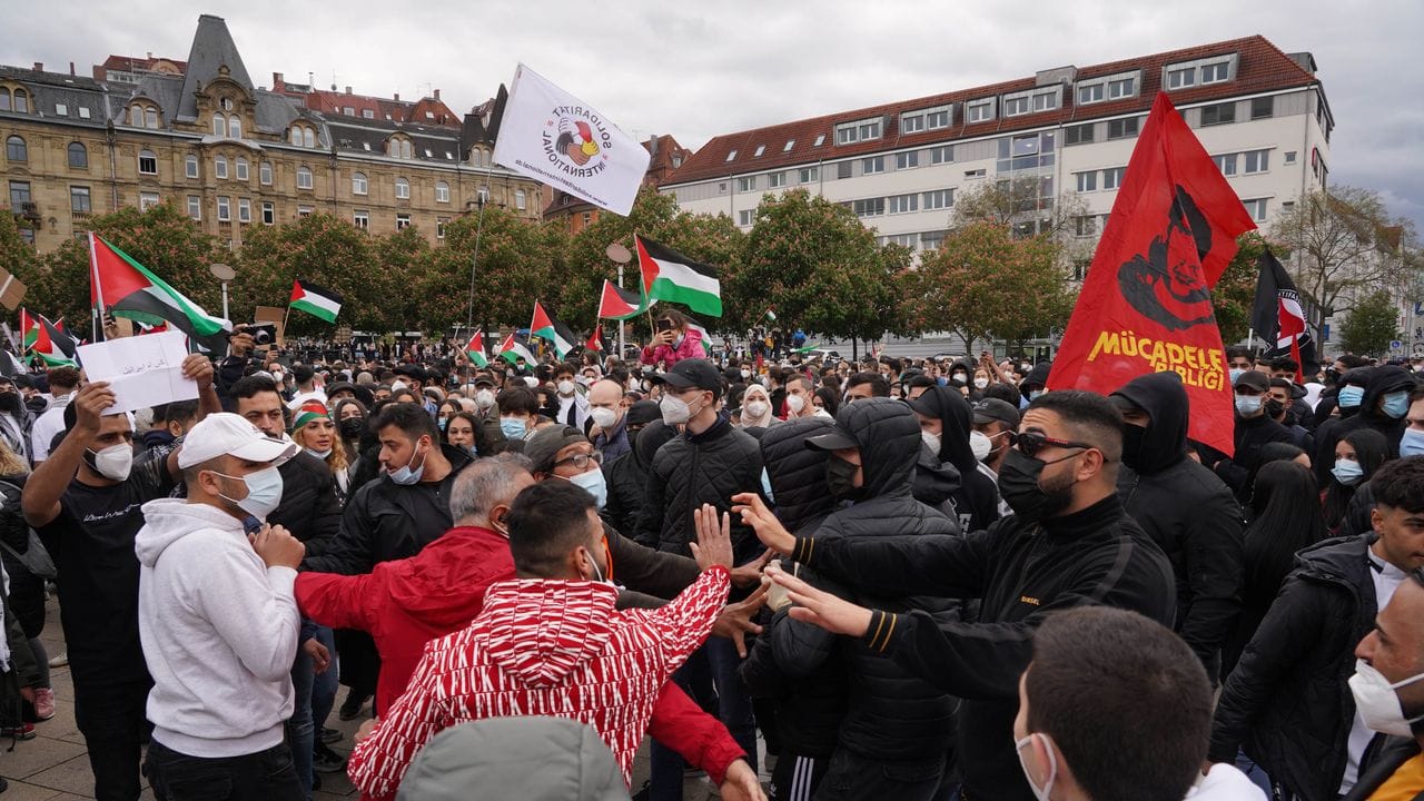 Teilnehmer einer pro-palästinensische Demonstration stehen auf dem Marienplatz in Stuttgart.