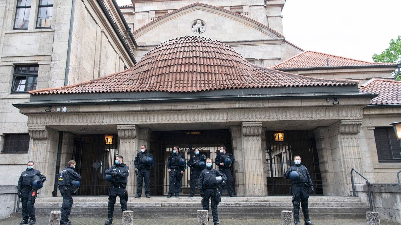 Nach einer Pro-Palästina-Demonstration sichert die Polizei die Westend-Synagoge in Frankfurt am Main.