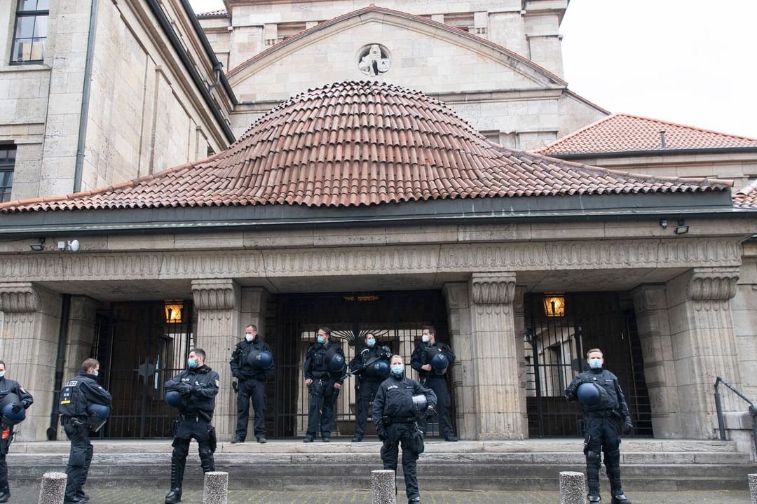 Nach einer Pro-Palästina-Demonstration sichert die Polizei die Westend-Synagoge in Frankfurt am Main.