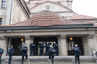 Nach einer Pro-Palästina-Demonstration sichert die Polizei die Westend-Synagoge in Frankfurt am Main.