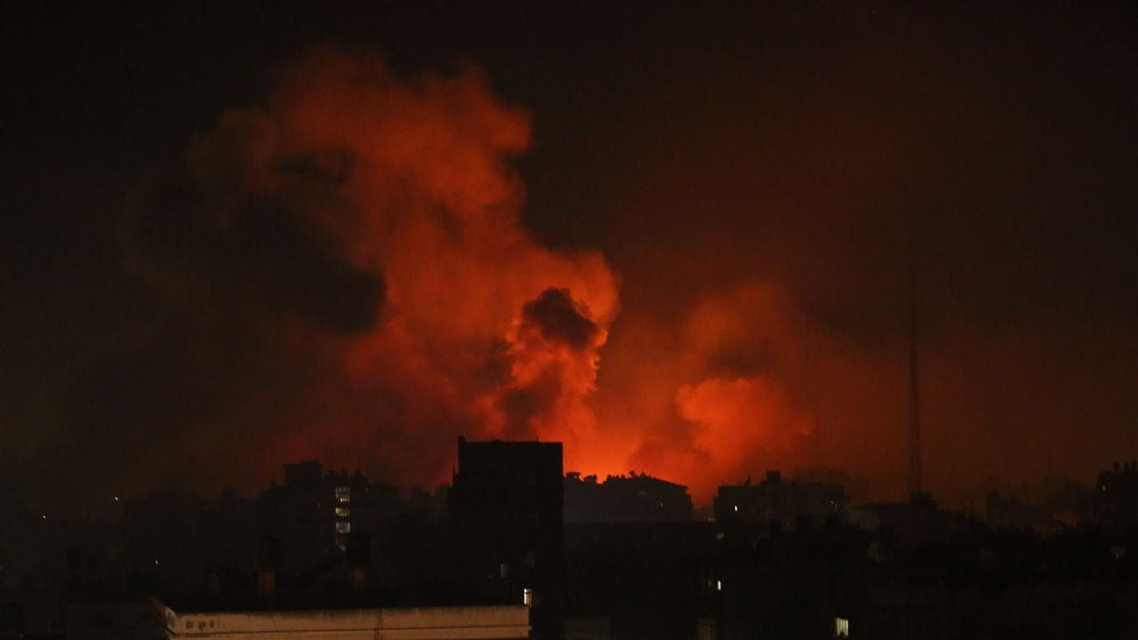 Rauchschwaden steigen nach israelischen Luftangriffen auf mehrere Ziele in Gaza-Stadt in den Himmel.