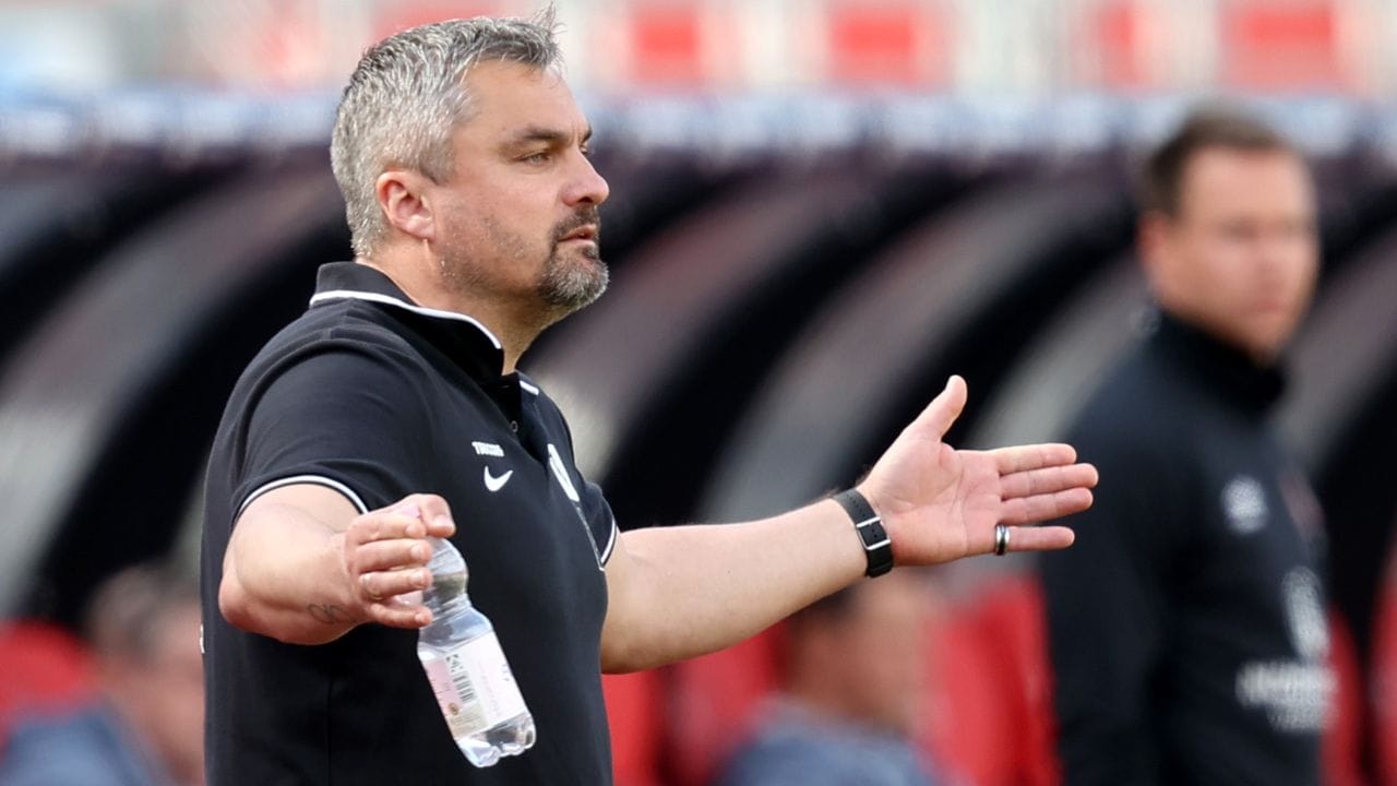 Trainer Thomas Reis und der VfL Bochum haben den ersten Matchball im Aufstiegsrennen vergeben. Trainer Thomas Reis und der VfL Bochum haben den ersten Matchball im Aufstiegsrennen vergeben.