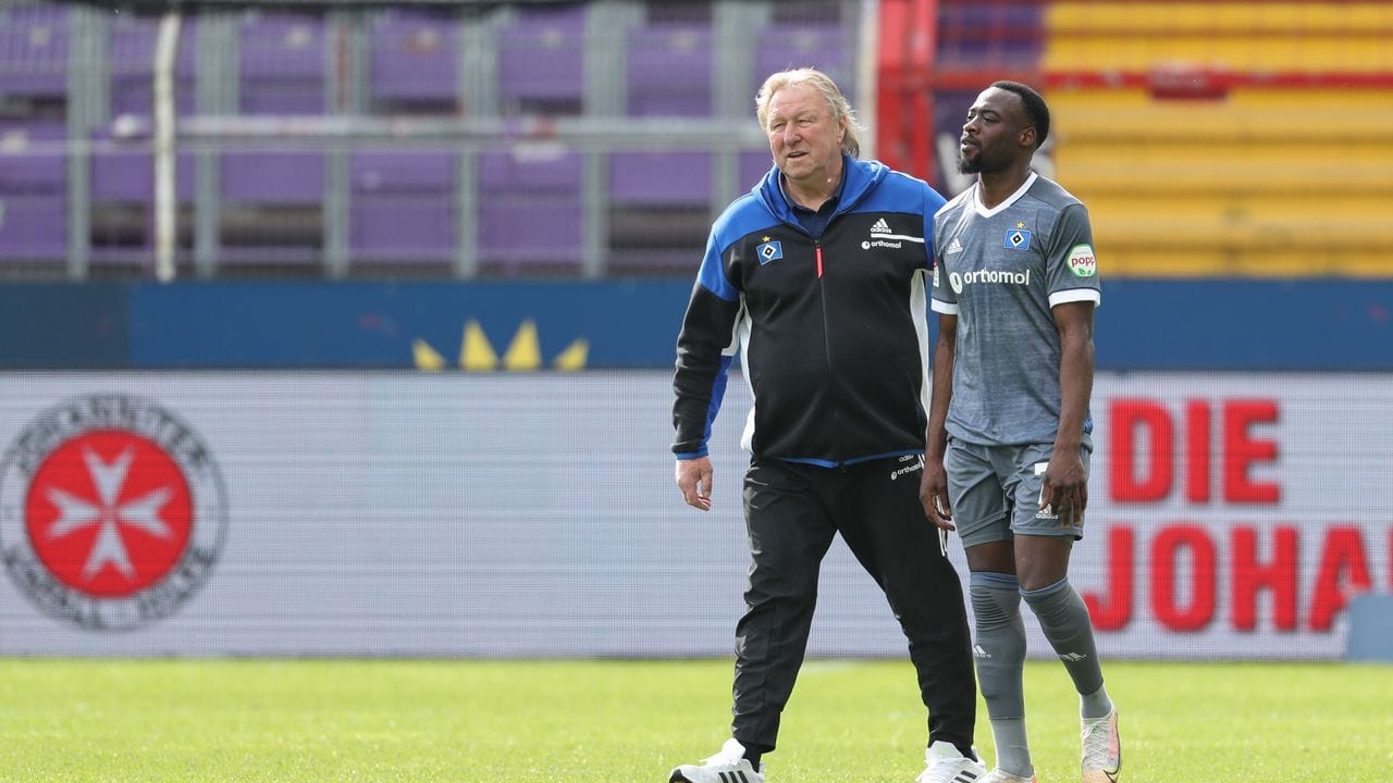 HSV-Trainer Horst Hrubesch (l) tröstet Khaled Narey nach Spielende.