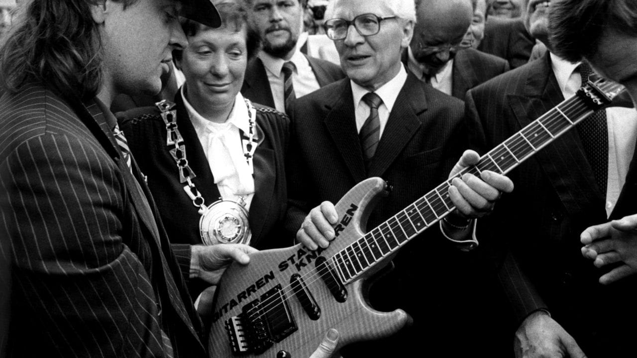 Udo Lindenberg (l) überreicht dem ehemaligen SED-Generalsekretär Erich Honecker (M) eine Gitarre mit der Aufschrift "Gitarren statt Knarren" (1987).