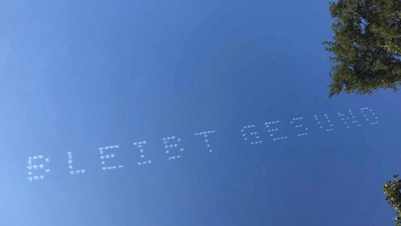 Der Schriftzug "Bleibt Gesund" am Himmel über München. Der Schriftzug "Bleibt Gesund" am Himmel über München.