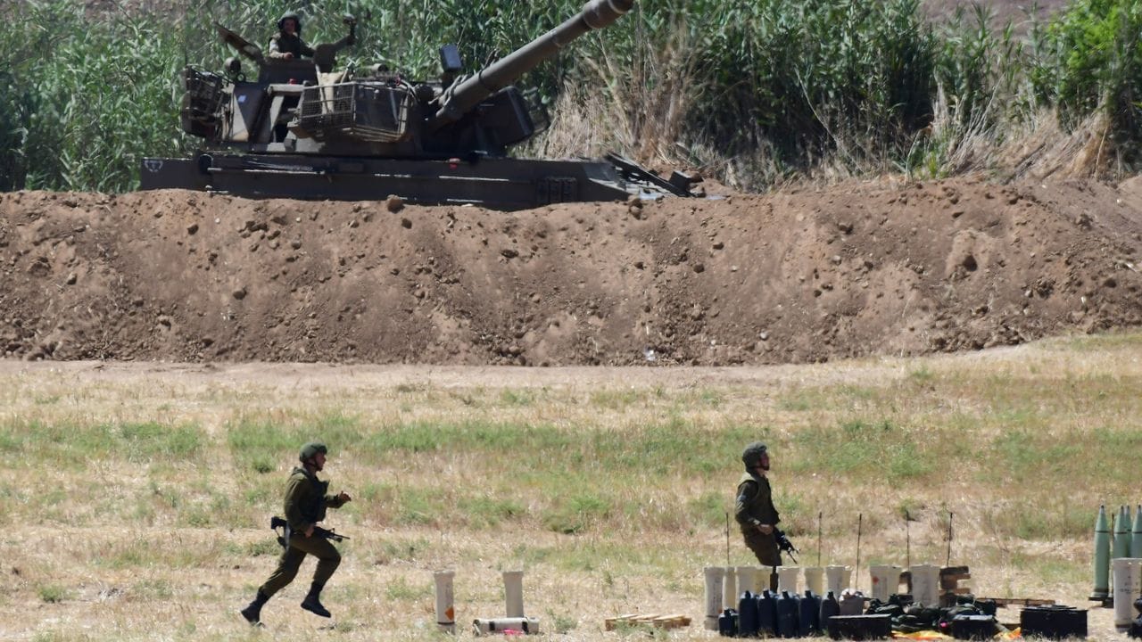 Ein Artilleriekorps der israelischen Armee feuert in der Nähe der südisraelischen Stadt Sderot in Richtung Gaza.