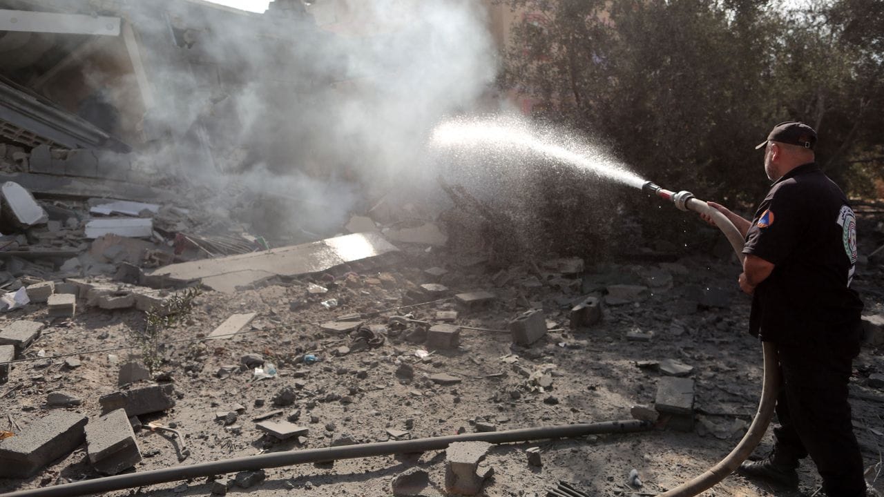 Ein palästinensischer Feuerwehrmann löscht ein Feuer, das nach einem israelischen Luftangriff in der südlichen Stadt Khan Younis im Gazastreifen ausgebrochen ist.
