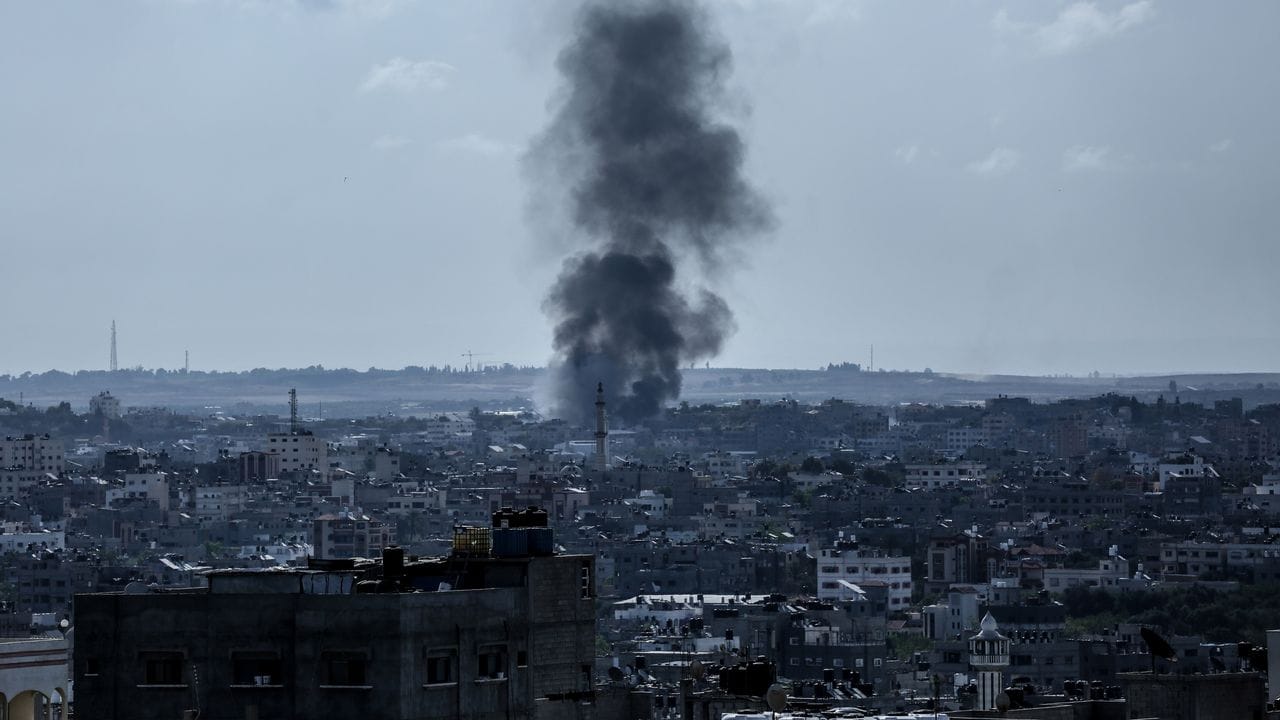 Feuer und Rauch steigen über einer Fabrik im nördlichen Gazastreifen auf.