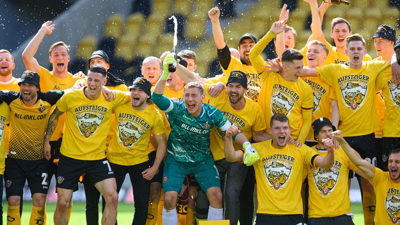 Die Dynamo-Spieler feiern den Aufstieg in die 2.