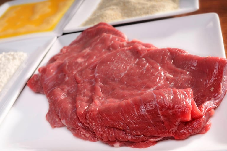 Das Fleisch sollte zum Panieren abgewaschen, trockengetupft, hauchdünn sowie mit Salz und/oder Pfeffer gewürzt sein.