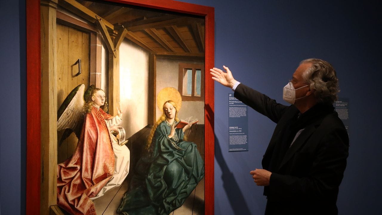 Michael Eissenhauer, Generaldirektor der Staatlichen Museen, erläutert ein Gemälde von Konrad Witz mit dem Titel "Die Verkündung an Maria" aus dem Jahr 1440.