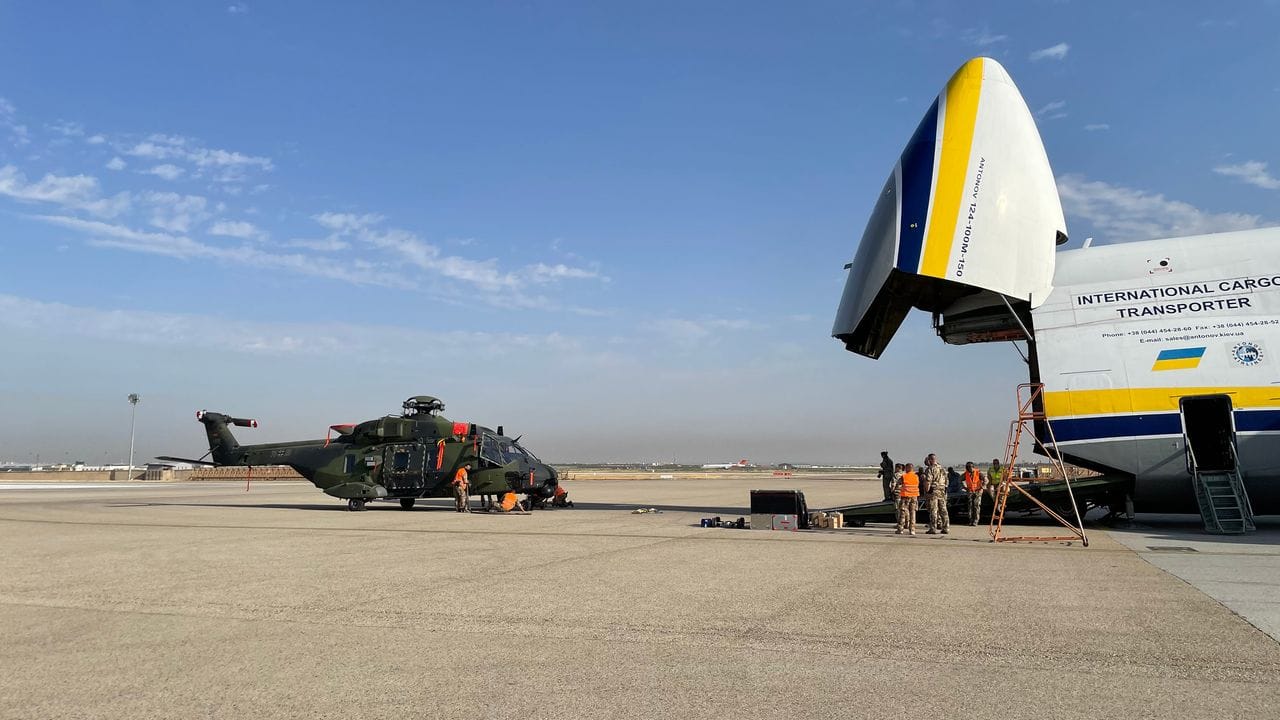 Ein Bundeswehrhubschrauber wird in Masar-i Scharif in eine Antonov-Transportmaschine geladen.