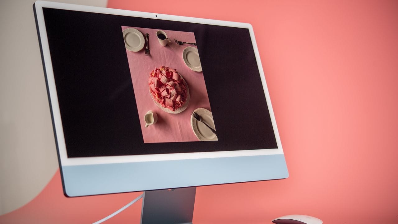 Mit dem neuen M1-Chip soll der iMac weniger Strom verbrauchen und doch leistungsfähiger sein als bisherige Modelle mit Chips von Intel. Mit dem neuen M1-Chip soll der iMac weniger Strom verbrauchen und doch leistungsfähiger sein als bisherige Modelle mit Chips von Intel.