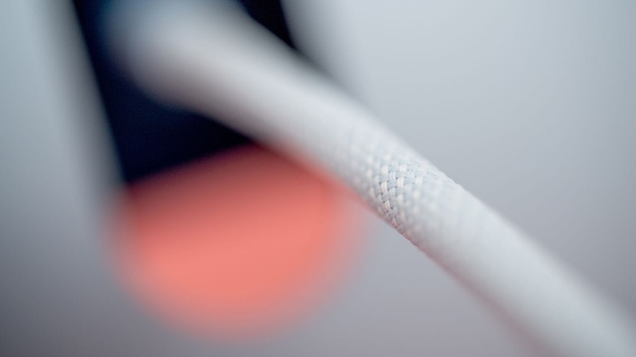 Hier fließt nicht nur Strom durch, auch der Datenstrom des lokalen Netzwerks kann durch das geflochtene Kabel in den iMac geleitet werden. Hier fließt nicht nur Strom durch, auch der Datenstrom des lokalen Netzwerks kann durch das geflochtene Kabel in den iMac geleitet werden.