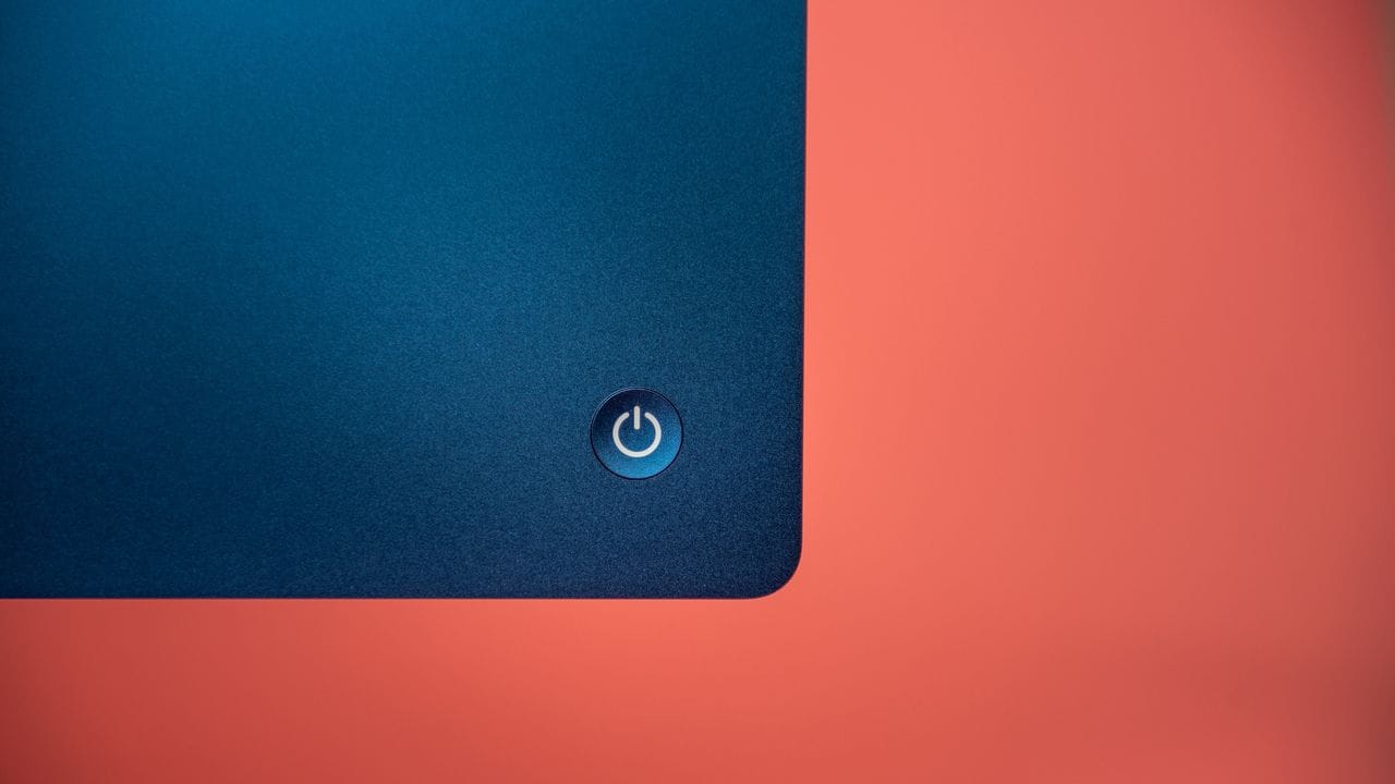 Einschalten mit Links: Der Ein-Aus-Schalter sitzt auf der Rückseite des iMac-Gehäuses. Einschalten mit Links: Der Ein-Aus-Schalter sitzt auf der Rückseite des iMac-Gehäuses.