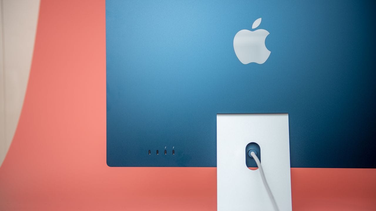Ganz schön blau! Die neuen iMacs werden auch in bunten Farben angeboten. Ganz schön blau! Die neuen iMacs werden auch in bunten Farben angeboten.