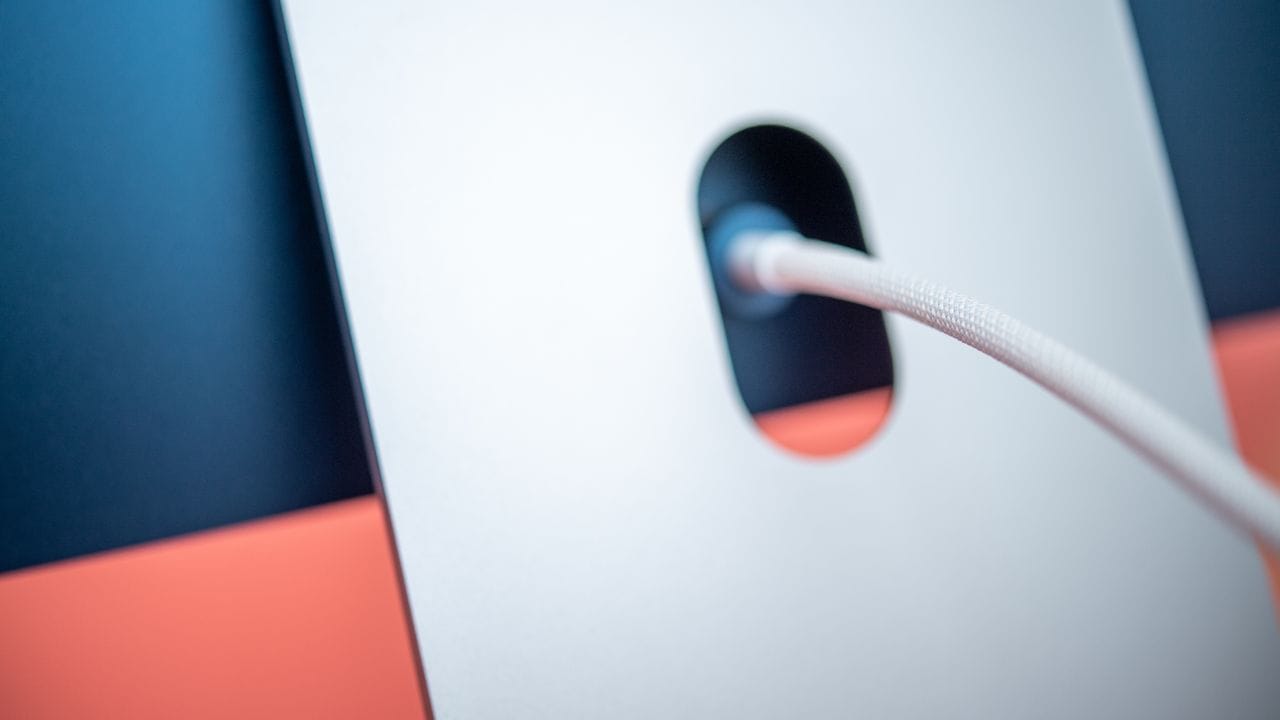 Nur noch ein Kabel: Das Netzkabel in den teureren iMac-Modellen liefert Strom und Daten durch einen Kabelstrang. Nur noch ein Kabel: Das Netzkabel in den teureren iMac-Modellen liefert Strom und Daten durch einen Kabelstrang.