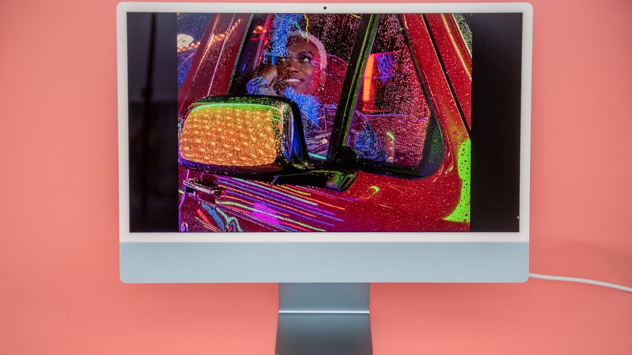 Vorn mit schmalem weißen Rand und dezenter Farbe: Der iMac in 24 Zoll Größe hat ein neues Design. Vorn mit schmalem weißen Rand und dezenter Farbe: Der iMac in 24 Zoll Größe hat ein neues Design.
