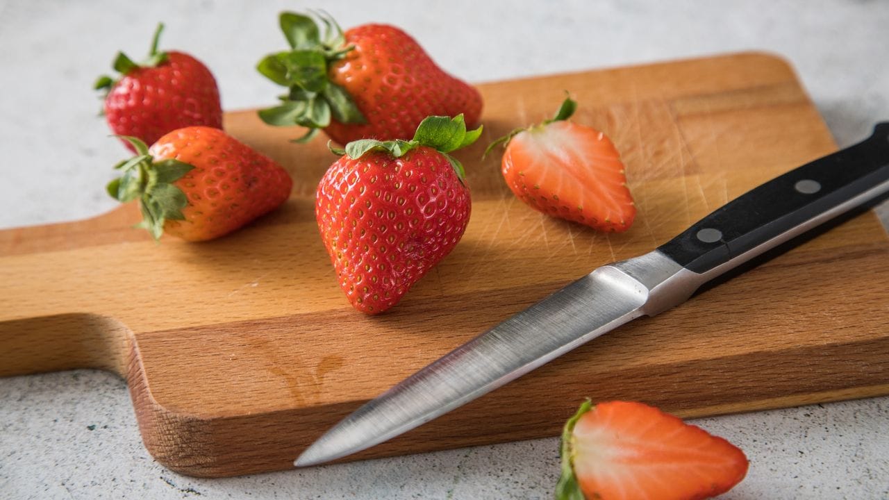 Frische Erdbeeren sind der Klassiker für die Pavlova.