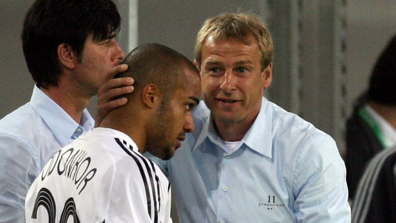 Vor der WM 2006 holten Bundestrainer Jürgen Klinsmann (r) und Joachim Löw David Odonkor in den DFB-Kader.