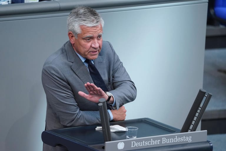 Frank Steffel (CDU): Im Februar 2019 erkannte die Freie Universität Berlin dem CDU-Politiker den Doktortitel ab. Steffel klagte dagegen, doch die Hochschule bleib aufgrund mehrerer Plagiate bei ihrer Entscheidung. Seit 2009 sitzt Steffel für den Wahlkreis Berlin-Reinickendorf im Bundestag.